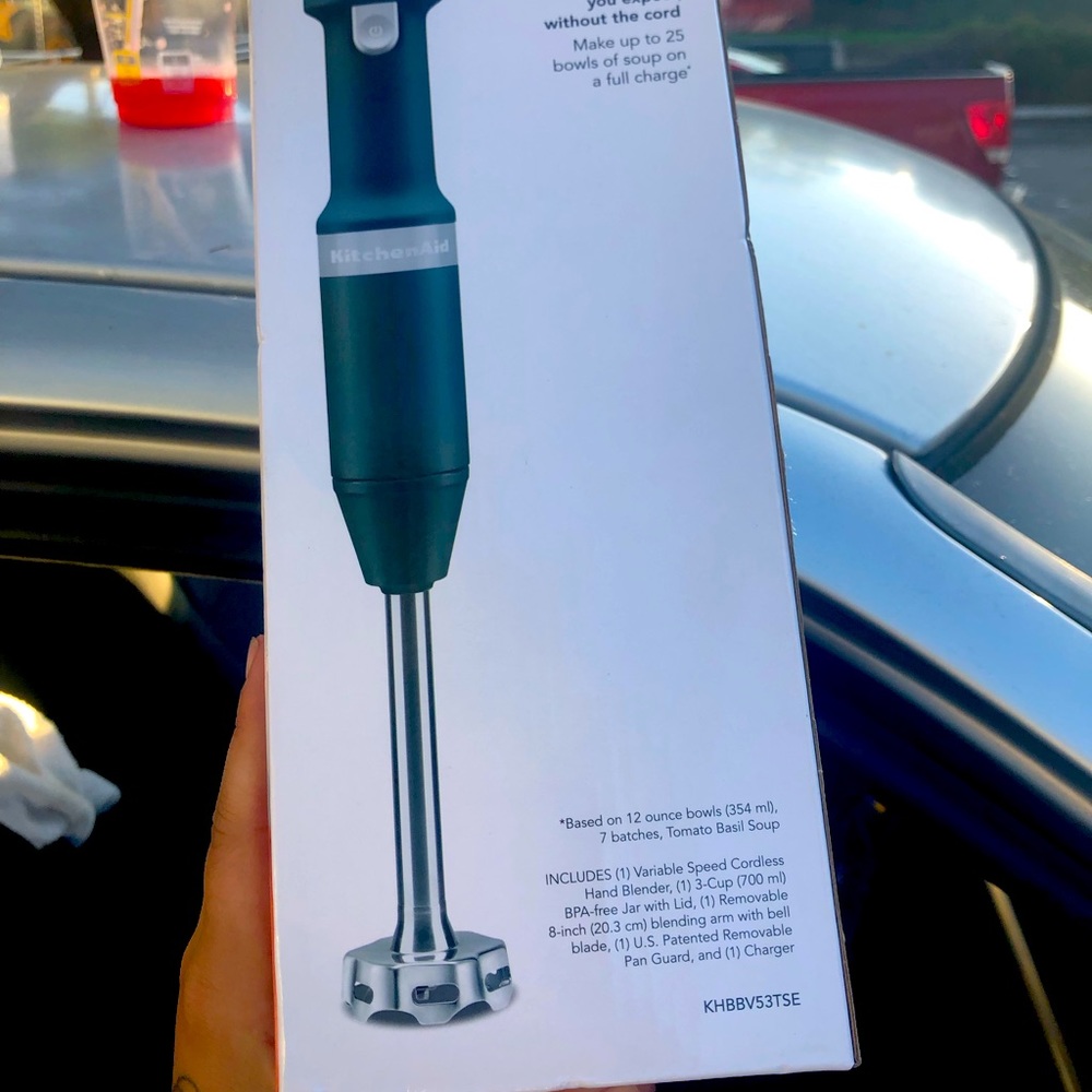 Cordless handle blender
